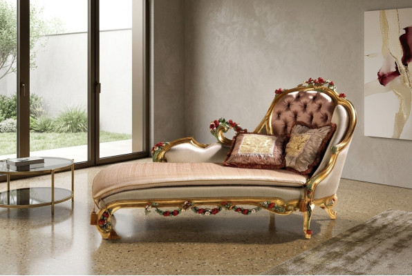 Luksusowy szezlong z ozdobnymi rzeźbami