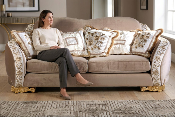 Klasyczna trzyosobowa sofa Chesterfield do stylowych przestrzeni mieszkalnych