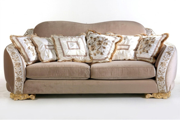 Klasyczna trzyosobowa sofa Chesterfield do stylowych przestrzeni mieszkalnych