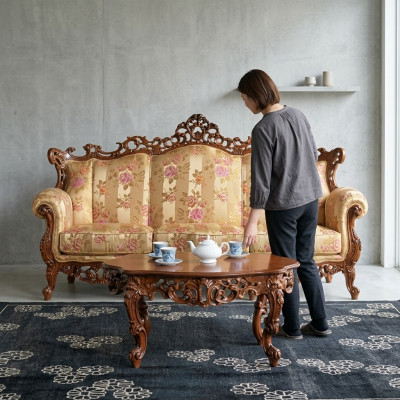 Klasyczna sofa trzyosobowa + stolik kawowy Klasyczne włoskie meble 2-częściowe