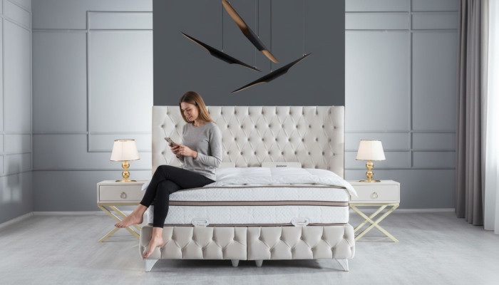 Zestaw Sypialnia Biały Boxspring Łóżko Chesterfield Eleganckie 2x Szafki nocne 3-częściowe.