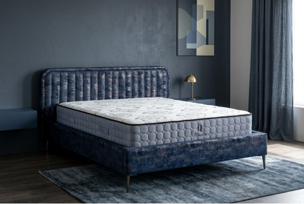 Łóżko Blue Podwójne łóżko Sypialnia Drewno Meble Design Elegancki Podkładka Materiał Nowość
