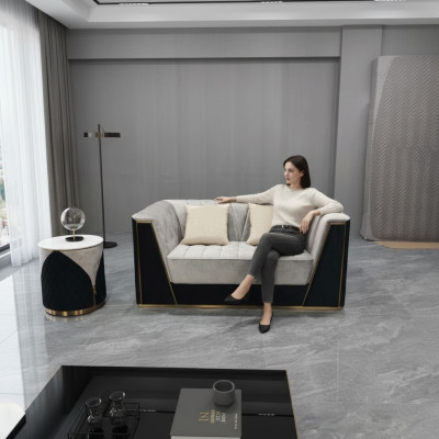 Luksusowa dwuosobowa sofa z miękką tapicerką w salonie