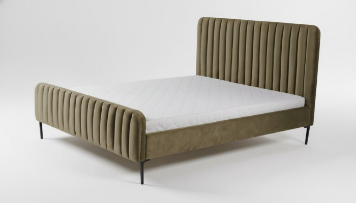Zielone, drewniane meble do sypialni dwuosobowej, elegancki materiał, klasyczne meble