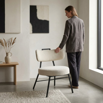 Luksusowe designerskie krzesło do drewna z miękką tapicerką w jadalni