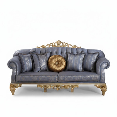 Wyrafinowana klasyczna sofa w stylu Chesterfield w salonie ze złotymi poduszkami