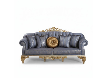 Wyrafinowana klasyczna sofa w stylu Chesterfield w salonie ze złotymi poduszkami