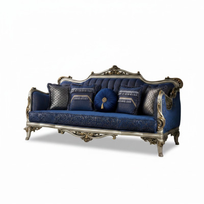 Wykwintna klasyczna sofa w salonie ze złotymi wzorami