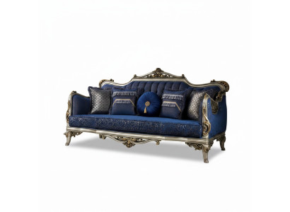 Wykwintna klasyczna sofa w salonie ze złotymi wzorami