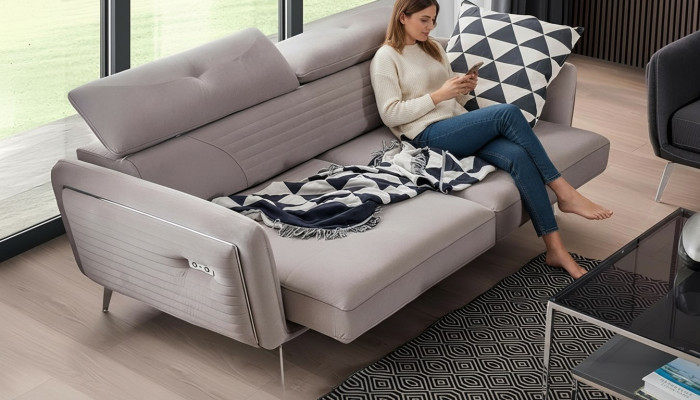 Luksusowa, modna dwuosobowa sofa z tekstylną tapicerką i wysokimi nogami