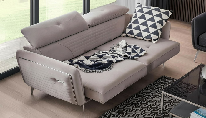 Luksusowa, modna dwuosobowa sofa z tekstylną tapicerką i wysokimi nogami