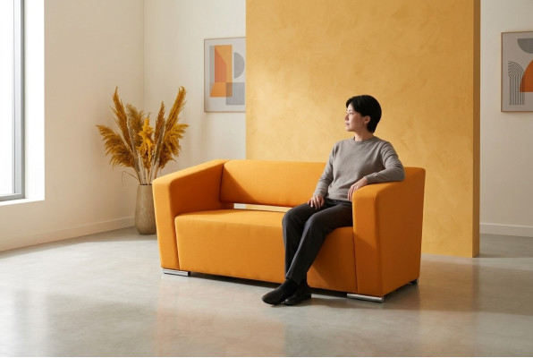 Żółta sofa, luksusowa dwumiejscowa kanapa, meble tekstylne do wnętrz biurowych