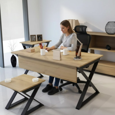 Nowoczesne jasnobrązowe drewniane stoły robocze, meble biurowe, designerskie biurko