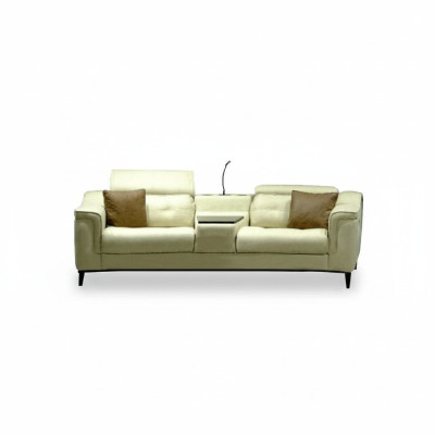 Beżowa dwuosobowa designerska sofa 2-miejsce siedzące w salonie luksusowe meble wypoczynkowe