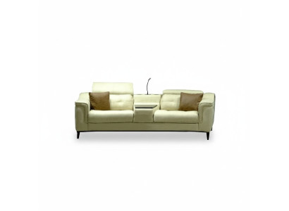 Beżowa dwuosobowa designerska sofa 2-miejsce siedzące w salonie luksusowe meble wypoczynkowe