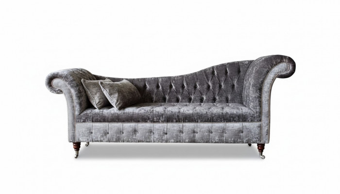 luksusowa, klasyczna sofa w stylu Chesterfield w bogatym srebrnym odcieniu