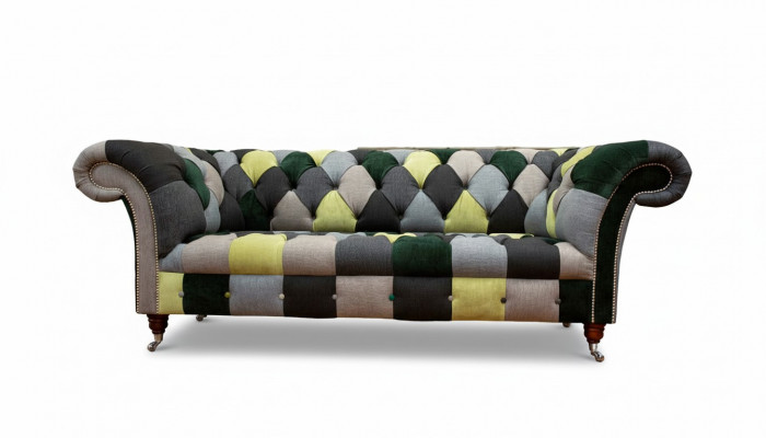 W salonie piękna stylowa sofa Chesterfield z 3 sypialniami