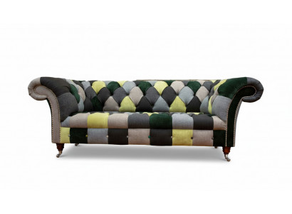 W salonie piękna stylowa sofa Chesterfield z 3 sypialniami