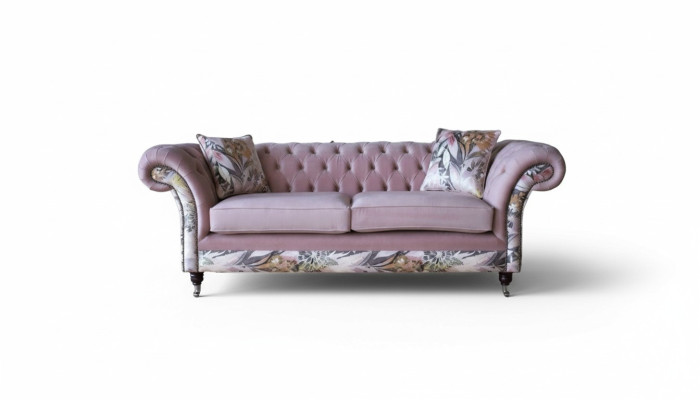 żywa trzyosobowa sofa Chesterfield w delikatny różowy kwiatowy wzór
