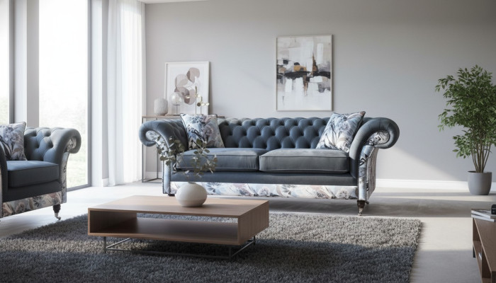 efektowna trzyosobowa sofa w stylu Chesterfield z delikatną szarą dekoracją kwiatową