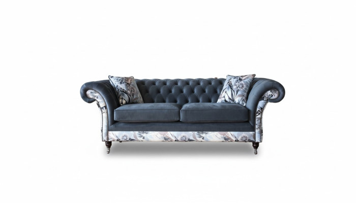 efektowna trzyosobowa sofa w stylu Chesterfield z delikatną szarą dekoracją kwiatową