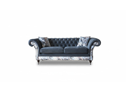 efektowna trzyosobowa sofa w stylu Chesterfield z delikatną szarą dekoracją kwiatową
