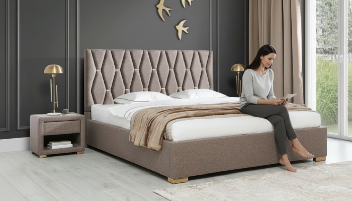 Brązowe łóżko materiałowe Designer z dodatkowymi stolikami nocnymi do sypialni, z 3 częściami mebli.
