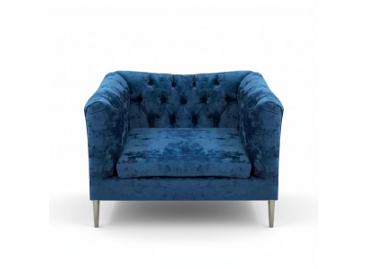 Meble tapicerowane w kolorze niebieskim, fotel Chesterfield, nowoczesny salon, tapicerowany siedzisko