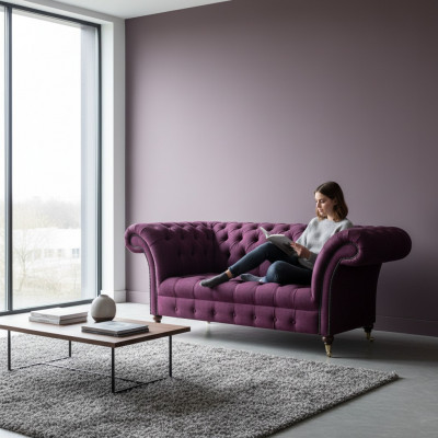 fioletowa sofa dwuosobowa kanapa wnętrze salon meble tapicerowane Chesterfield