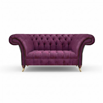 fioletowa sofa dwuosobowa kanapa wnętrze salon meble tapicerowane Chesterfield