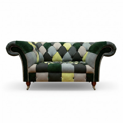 Wielokolorowa nowoczesna kanapa dwuosobowa z tkaniny w stylu Chesterfield do salonu.