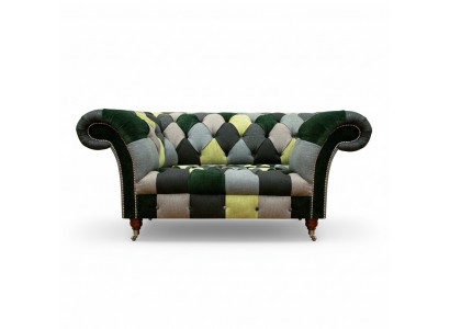 Wielokolorowa nowoczesna kanapa dwuosobowa z tkaniny w stylu Chesterfield do salonu.