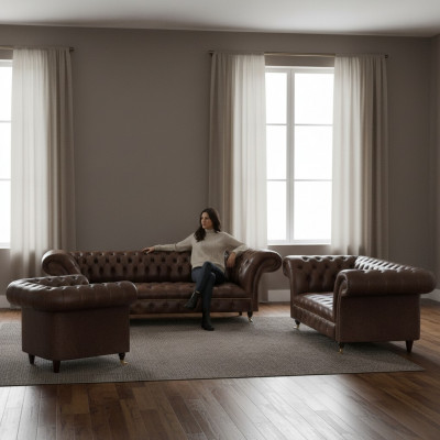 Brązowy komplet wypoczynkowy Chesterfield z 4-miejscową sofą, 2-miejscową sofą i fotelem.