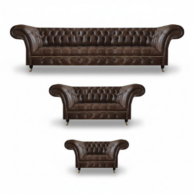 Brązowy komplet wypoczynkowy Chesterfield z 4-miejscową sofą, 2-miejscową sofą i fotelem.