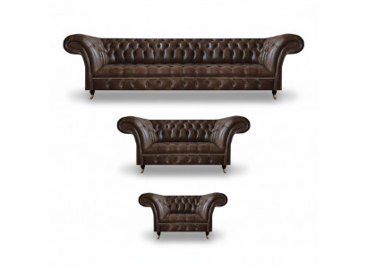 Brązowy komplet wypoczynkowy Chesterfield z 4-miejscową sofą, 2-miejscową sofą i fotelem.