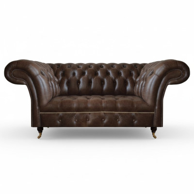 Brązowa sofa Chesterfield z dwoma miejscami w skandynawskim stylu z skóry ekologicznej.