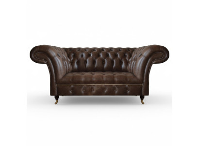 Brązowa sofa Chesterfield z dwoma miejscami w skandynawskim stylu z skóry ekologicznej.