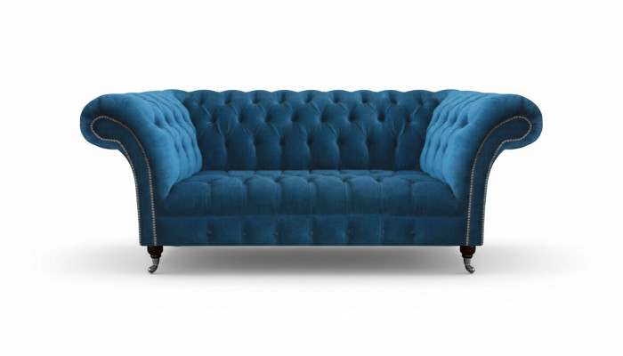 Niebieski luksusowy sof Chesterfield do salonu, siedzisko tekstylne, elegancki trzyosobowy.