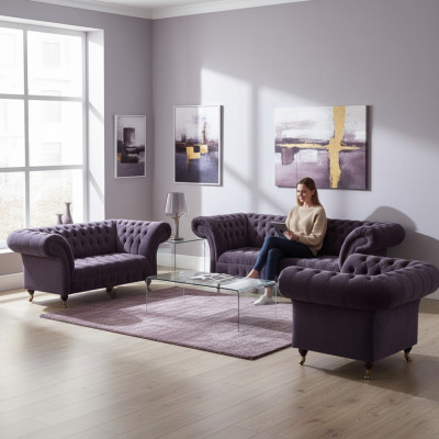 Eleganckie fioletowe sofy Chesterfield, kompletne zestawienie salonu projektanta.