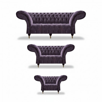Eleganckie fioletowe sofy Chesterfield, kompletne zestawienie salonu projektanta.