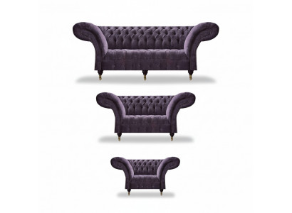 Eleganckie fioletowe sofy Chesterfield, kompletne zestawienie salonu projektanta.