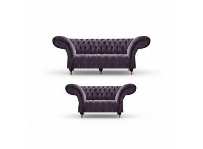 Eleganckie fioletowe sofy Chesterfield do salonu z drewnianą ramą.