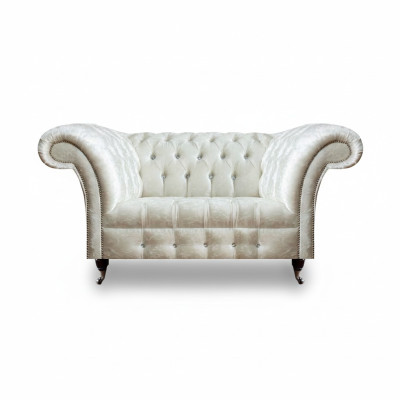 Chesterfield Sofa w salonie, projektant, biała sofa dwuosobowa, meble do siedzenia.