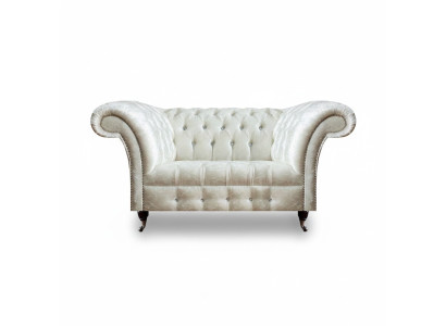 Chesterfield Sofa w salonie, projektant, biała sofa dwuosobowa, meble do siedzenia.
