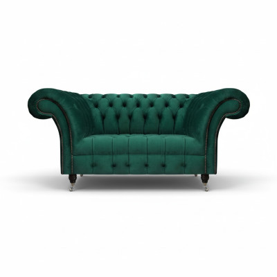 Zielony dwuosobowy designerski kanap Chesterfield obity tkaniną nobilną.