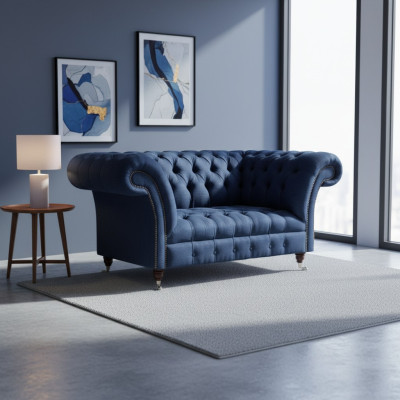 Elegancki dwuosobowy sof Chesterfield w niebieskim materiale do salonu