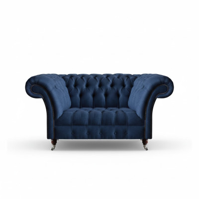 Elegancki dwuosobowy sof Chesterfield w niebieskim materiale do salonu