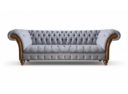 Szara sofa Chesterfield w salonie, ekskluzywna kanapa projektanta, 4-osobowa.