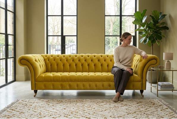 Chesterfield Żółta czteromiejscowa sofa design meble tapicerowane do salonu