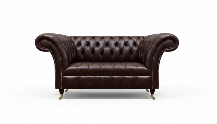Brązowa sofa Chesterfield z ekoskóry, dwuosobowa, zaprojektowana przez projektantów mebli.